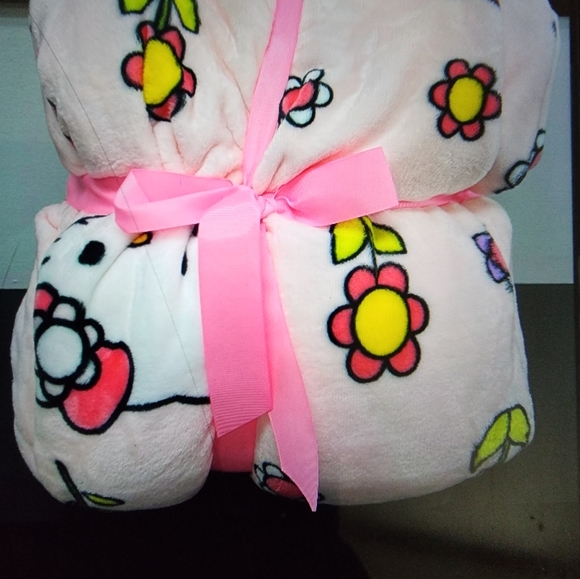 NWT Adorable Spring Hello Kitty Queen comfy blanket🪻🌷🌺 - Picture 4 of 7